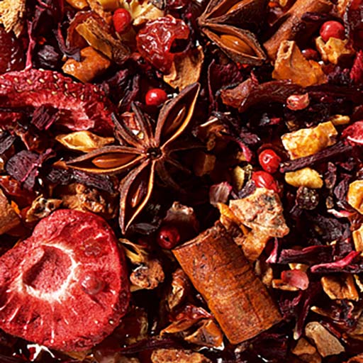 winterbeerchen früchtetee mit großen erdbeerscheiben und sternanis