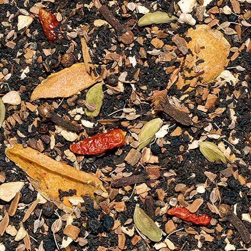 Kurkuma Chai mit Schwarztee und Gewürzen