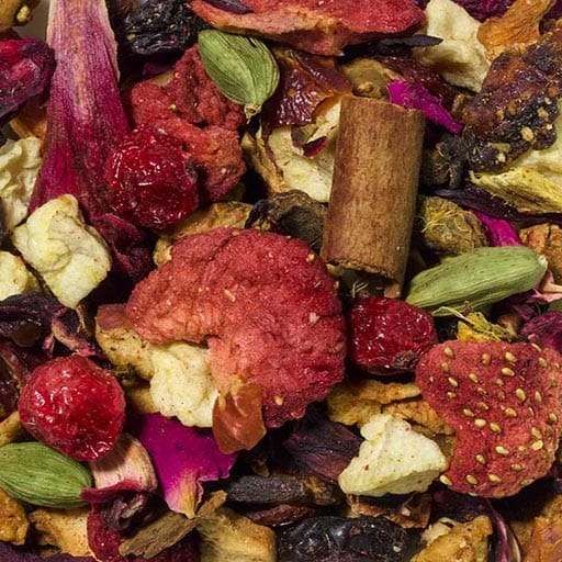 winterbowle tee mit zimt ingwer und roten beeren